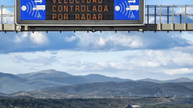 Los paneles luminosos esconden la presencia de radar