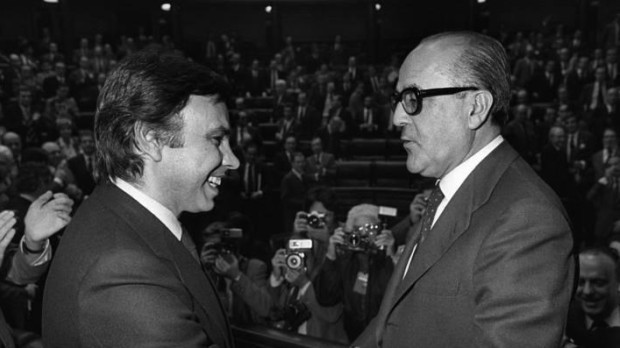 Leopoldo Calvo-Sotelo junto a Felipe González en 1982