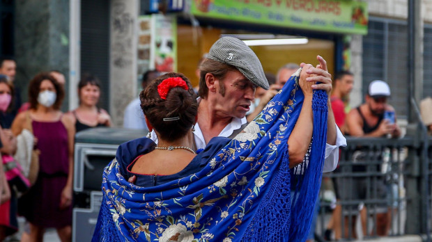 Una pareja baila el popular chotis, en Madrid