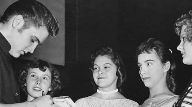 Elvis firma autógrafos en Minneapolis en 1956
