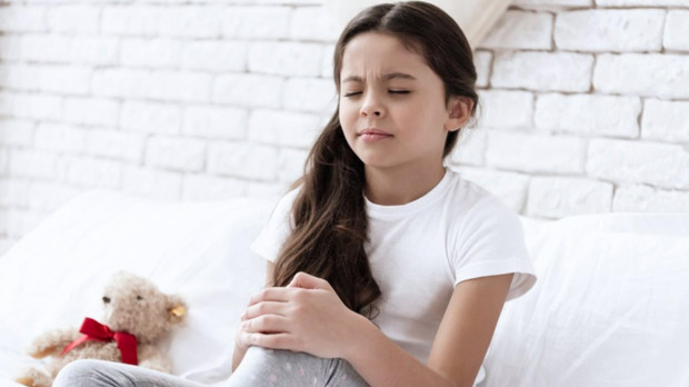 Niña con dolor en la rodilla