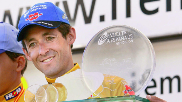 Roberto Heras con el título de ganador de La Vuelta a España 2005