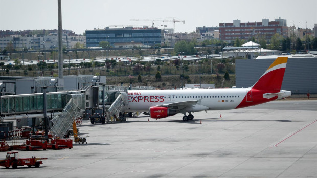 Avión de Iberia Express estacionado en el aeropuerto Adolfo Suárez, en Madrid.