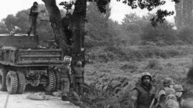 Soldados norteamericanos y surcoreanos talando el árbol tras el incidente del hacha que se cobró la vida de dos oficiales estadounidenses