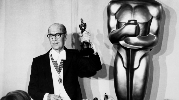 Groucho Marx, con el Oscar honorífico que recibió en 1974