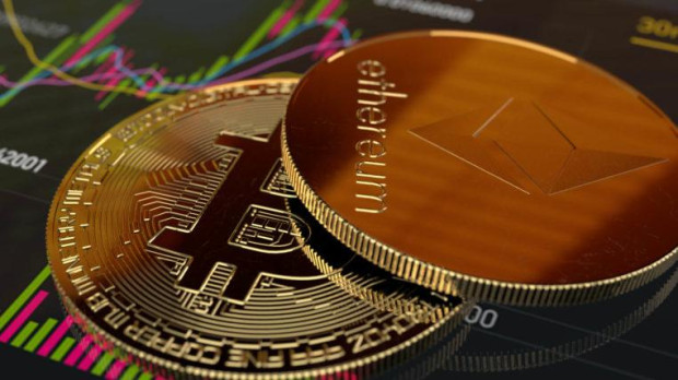 Representación artística de un Bitcoin y una criptomoneda de Ethereum