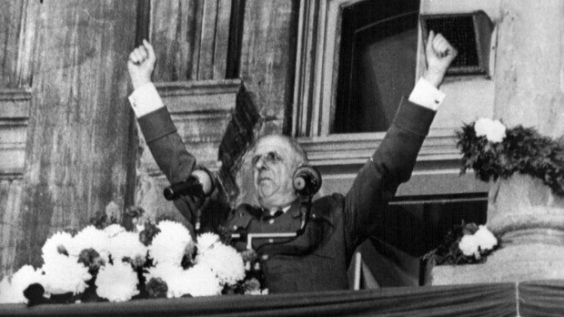 El presidente francés Charles De Gaulle en el balcón del Ayuntamiento de Montreal, Quebec, el 25 de julio de 1967.