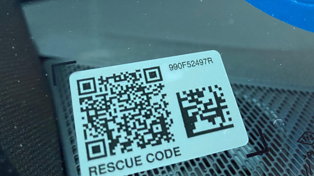 Código QR en el parabrisas de un Renault Mégane E-Tech
