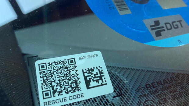 Código QR en el parabrisas de un Renault Mégane E-Tech