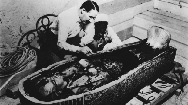 Howard Carter examinando el sarcófago del rey Tut's
