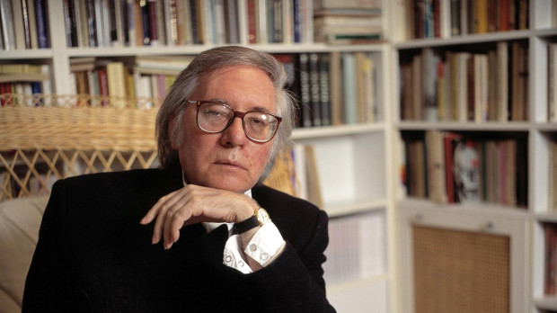 Francisco Umbral en su casa de Madrid en 1995