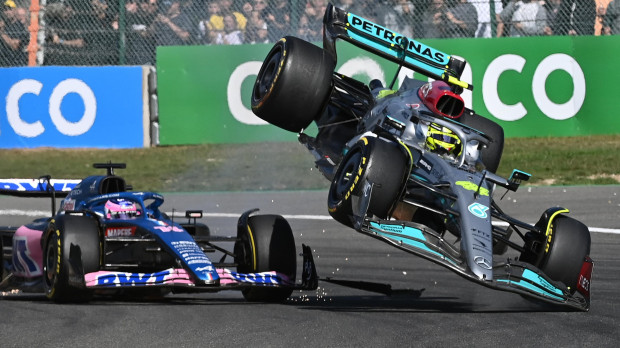 El momento del toque de Fernando Alonso con Lewis Hamilton en Bélgica