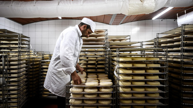 Un empleado prepara quesos en una cooperativa de reblochon en Thones (Alpes franceses), el pasado 22 de agosto