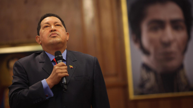 Hugo Chávez ante la reconstrucción del rostro de Simón Bolívar en el Palacio presidencial de Miraflores en Caracas