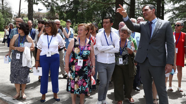 El presidente del Gobierno, Pedro Sánchez, junto a los ciudadanos participantes en Moncloa Abierta el pasado junio
