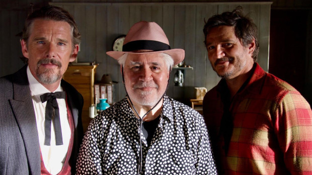 Ethan Hawke, Pedro Almodóvar y Pedro Pascal durante el rodaje de 'Extraña forma de Vida'