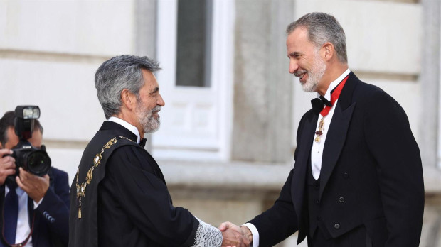 Carlos Lesmes, presidente del CGPJ y del Tribunal Supremo, con el Rey Don Felipe VI a su llegada al Tribunal Supremo