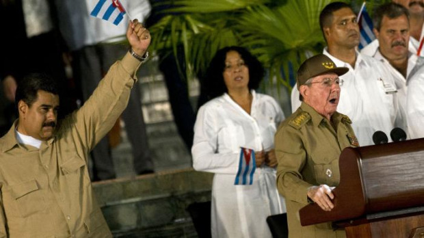 El presidente de Venezuela, Nicolás Maduro, junto al expresidente cubano, Raúl Castro