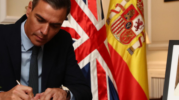 Pedro Sánchez firmando en el libro de condolencias de Isabel II
