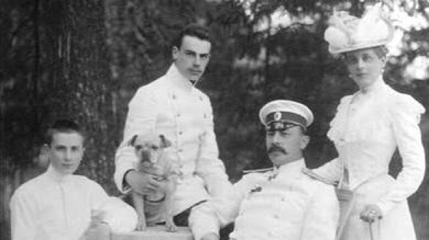 El príncipe Félix Yusúpov sentado junto a su madre, padre y hermano mayor Nikolái