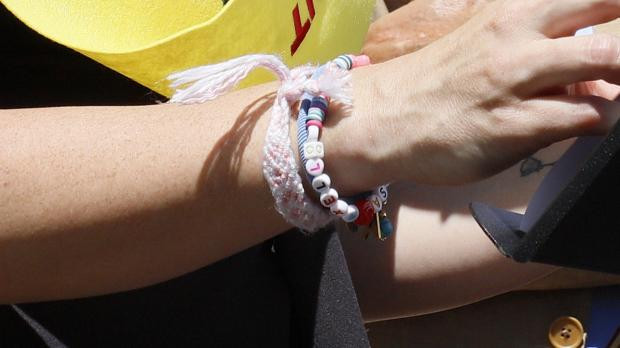 Detalle de la pulsera que luce Isabel Díaz Ayuso
