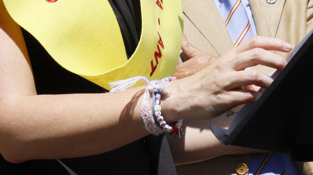 Detalle de la pulsera que luce Isabel Díaz Ayuso