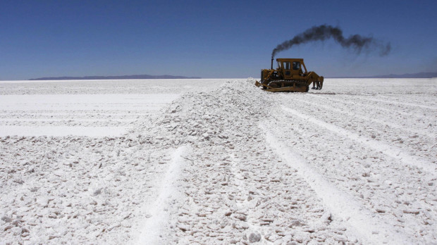 Una oruga trabaja en la planta piloto de litio de Río Grande, en Bolivia