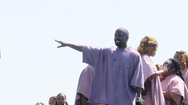 El cantante Kanye West en Sunday Service at the Mountain en el Festival de Música de Coachella
