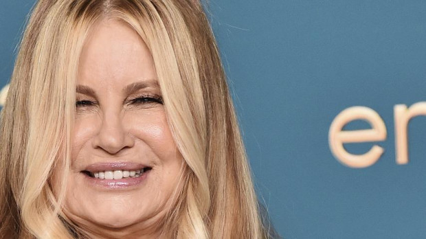 La actriz Jennifer Coolidge, con el Emmy a la mejor actriz de reparto en una serie o película limitada