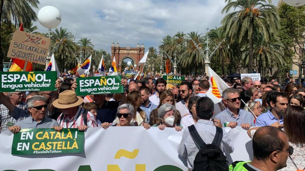 Asistentes a la manifestación que ha tenido lugar este domingo en Barcelona para reclamar que el castellano también sea lengua vehicular en Cataluña