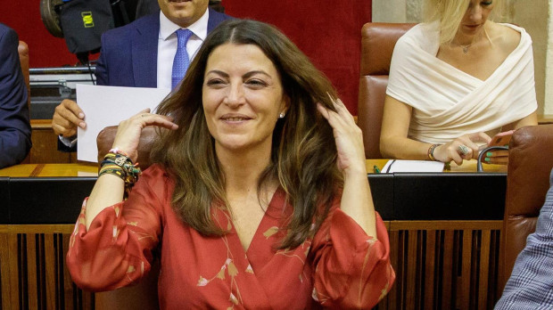 La exportavoz del grupo de Vox Andalucía, Macarena Olona, sentada con los diputados de su grupo