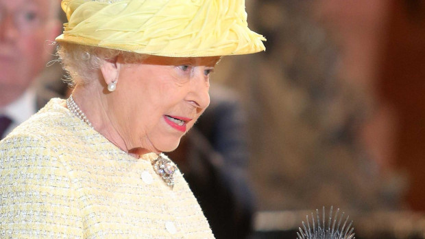 La Reina Isabel II, durante su visita a la grabación de Juego de Tronos en Belfast en 2014