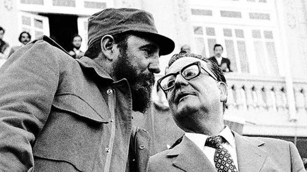 Fidel Castro y Salvador Allende, durante la visita que el dictador cubano realizó al país andino en 1976