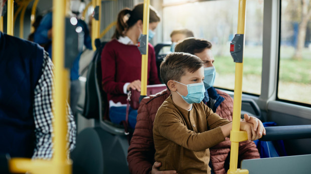 Ciudadanos con mascarillas en el transporte público