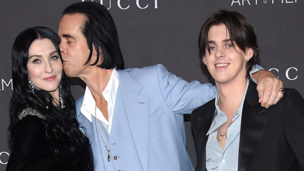 Nick Cave junto a su mujer, Susie Bick, y su hijo Earl en una gala en Los Ángeles en 2019