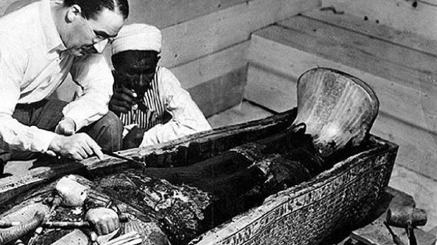 Howard Carter examina la tumba de Tutankamón junto a un egipcio anónimo