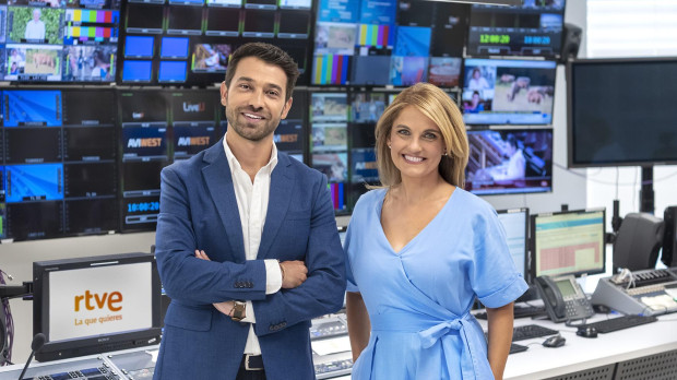 Marc Calderó y Lourdes Maldonado, presentadores del programa Hablando claro