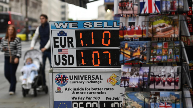 Un cartel informa del cambio libra-dólar en Londres, tras la histórica caída de la moneda