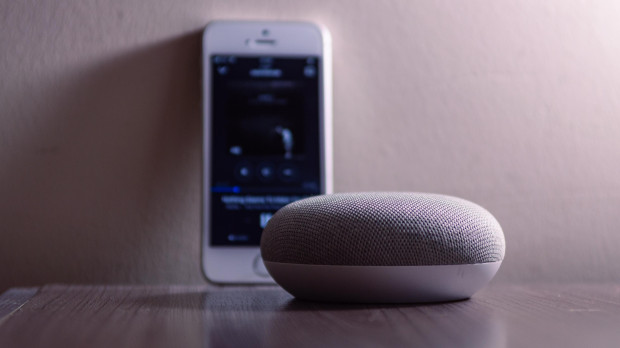 Los altavoces inteligentes también escuchan desde los móviles