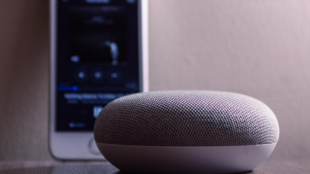 Los altavoces inteligentes también escuchan desde los móviles