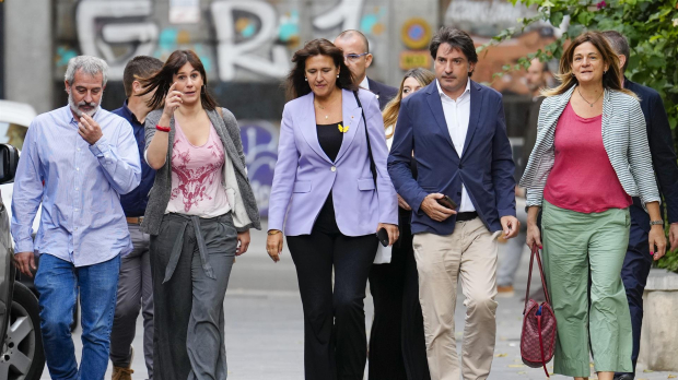 La presidenta de JxCat Laura Borràs (c) acompañada de dirigentes de su partido