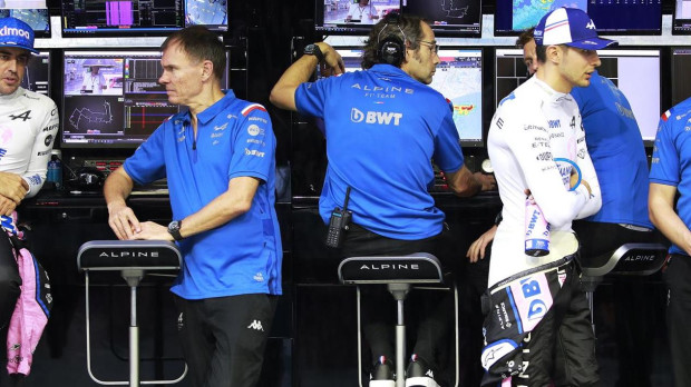 Fernando Alonso, a un lado; Esteban Ocon, a otro: las dos caras de Alpine