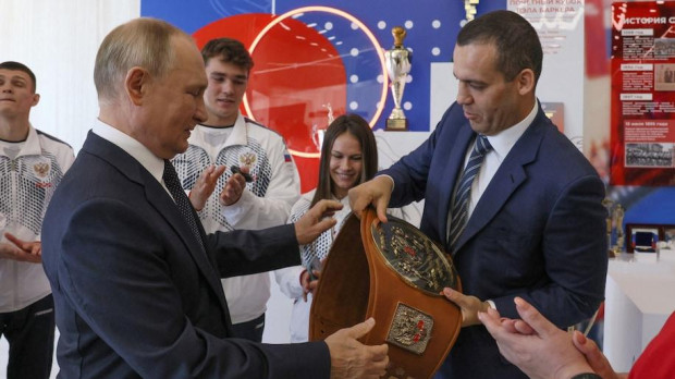 Vladimir Putin con Umar Kremlev, presidente de la Federación Internacional de Boxeo