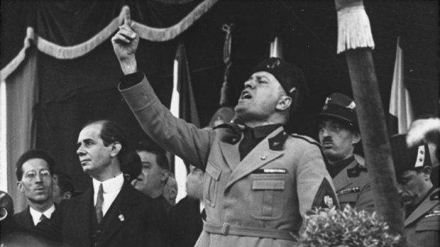 Discurso político de Mussolini en la tribuna de la plaza de Milán en mayo de 1930