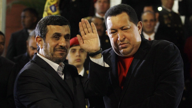 El Presidente de Irán, Mahmoud Ahmadinejad, con el Presidente de Venezuela, Hugo Chavez, en Caracas, durante una reunión celebrada del 22 de junio de 2012