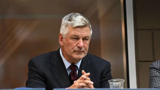 Alec Baldwin ha alcanzado un acuerdo con el marido de Halyna Hutchins