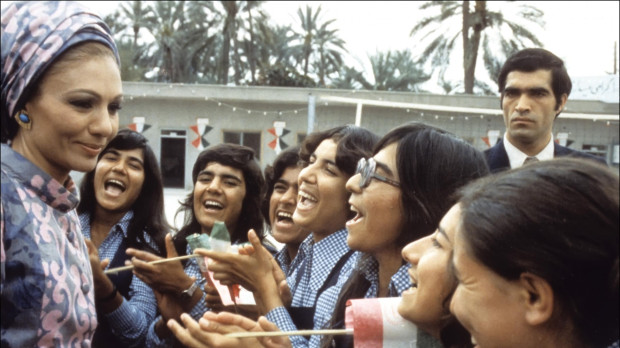 La emperatriz Farah diva durante un acto oficial