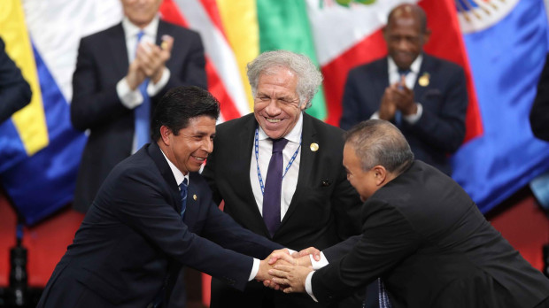 El presidente peruano, Pedro Castillo, el secretario general de la Organización de Estados Americanos (OEA), Luis Almagro, y el subsecretario de la OEA, Néstor Méndez