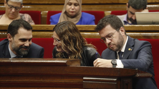 El presidente de la Generalitat, Pere Aragonés, junto a la consellera de la Presidència, Laura Vilagrà y el conseller de Empresa i Treball, Roger Torrent