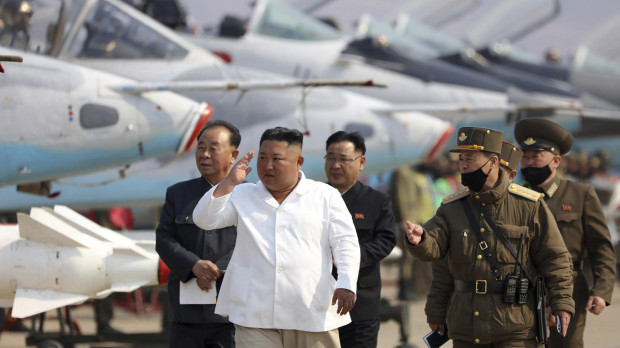 El líder norcoreano, Kim Jong Un, inspecciona una unidad de defensa aérea en el área occidental de Corea del Norte.